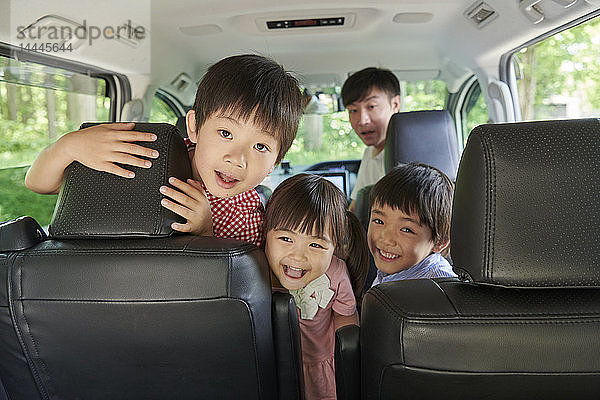 Japanische Familie im Auto