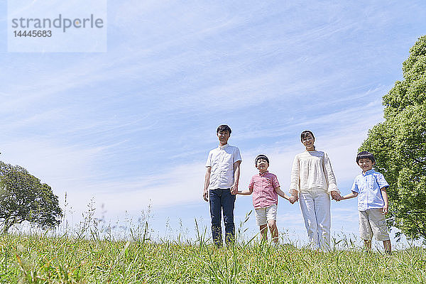 Japanische Familie in einem Stadtpark