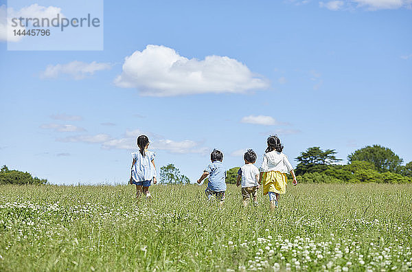 Japanische Kinder in einem Stadtpark