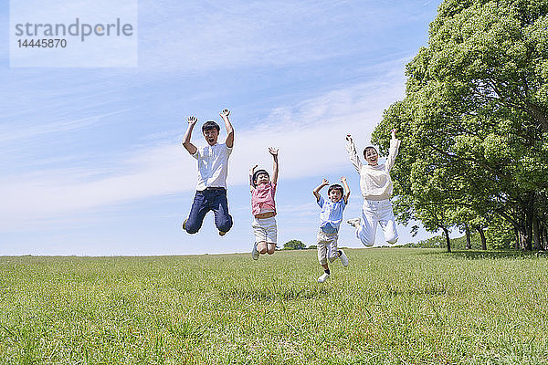 Japanische Familie in einem Stadtpark