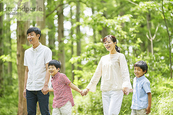 Japanische Familie in einem Stadtpark