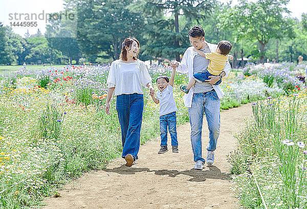 Japanische Familie in einem Stadtpark