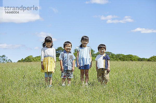 Japanische Kinder in einem Stadtpark