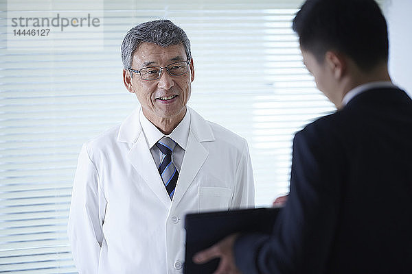 Japanischer Arzt bei der Arbeit
