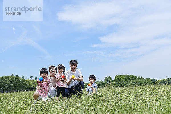 Japanische Familie in einem Stadtpark