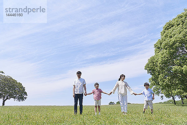 Japanische Familie in einem Stadtpark