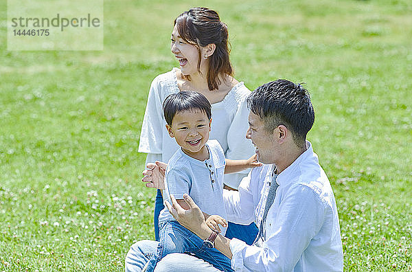 Japanische Familie in einem Stadtpark