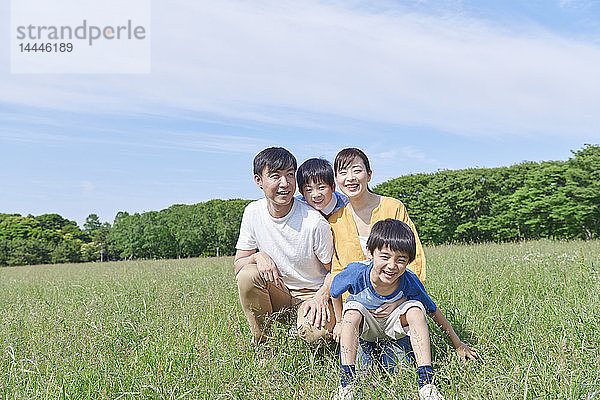 Japanische Familie in einem Stadtpark