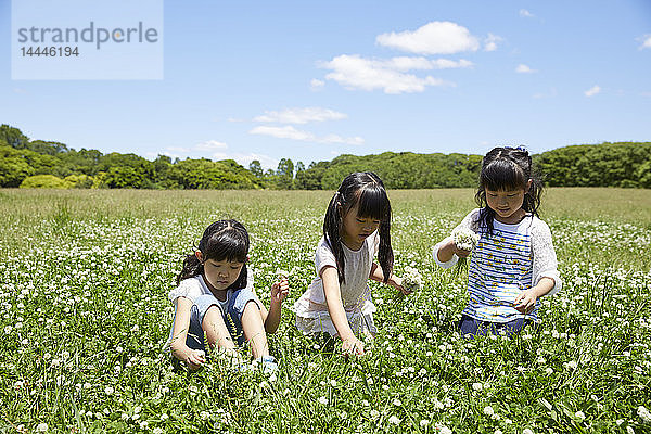 Japanische Kinder in einem Stadtpark