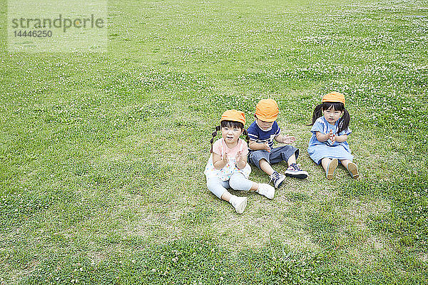 Japanische Kinder in einem Stadtpark