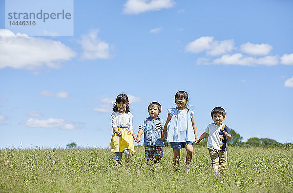 Japanische Kinder in einem Stadtpark