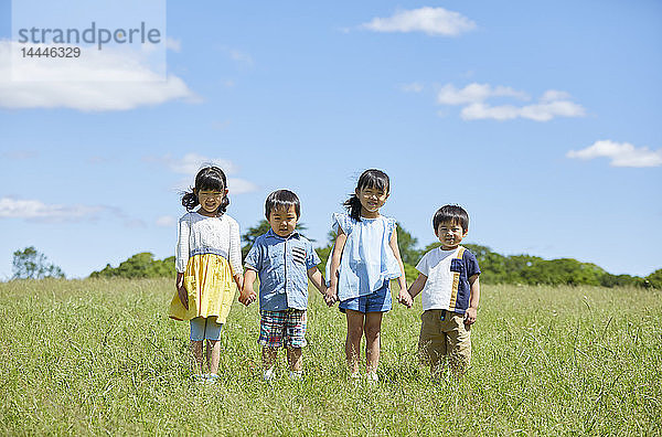 Japanische Kinder in einem Stadtpark