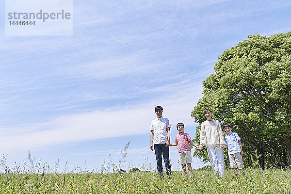 Japanische Familie in einem Stadtpark