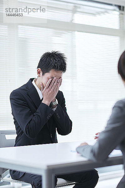 Junge japanische Geschäftsleute