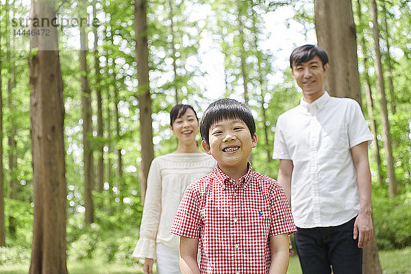 Japanische Familie in einem Stadtpark