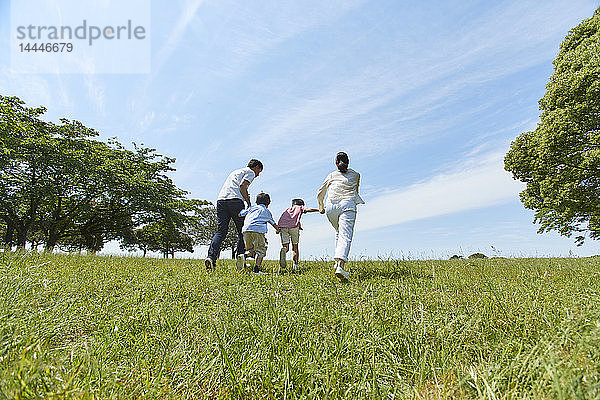 Japanische Familie in einem Stadtpark