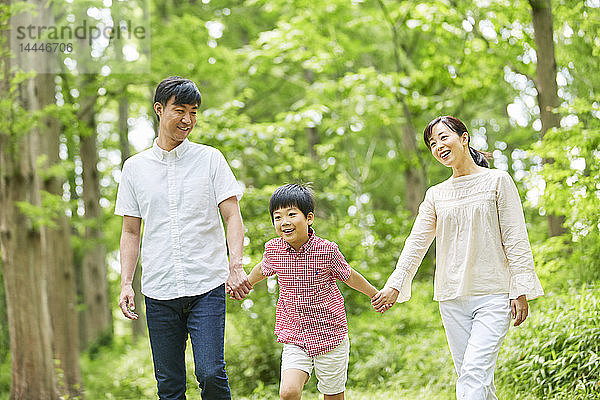 Japanische Familie in einem Stadtpark