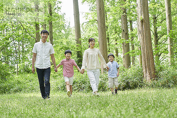 Japanische Familie in einem Stadtpark