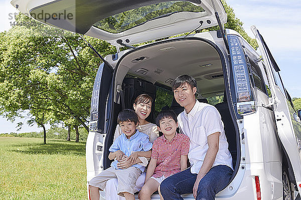 Japanische Familie in einem Stadtpark