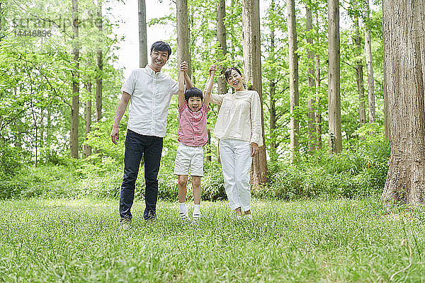 Japanische Familie in einem Stadtpark