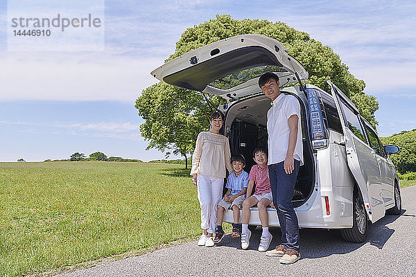 Japanische Familie in einem Stadtpark