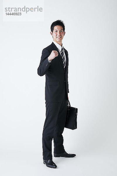 Junger japanischer Geschäftsmann