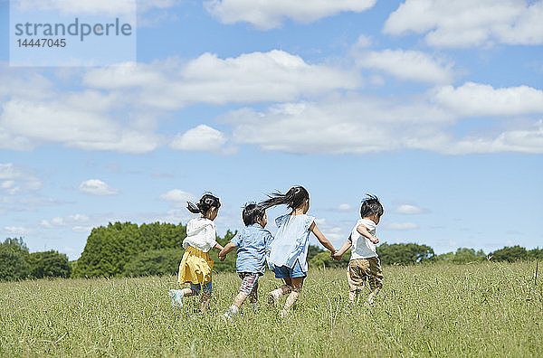 Japanische Kinder in einem Stadtpark