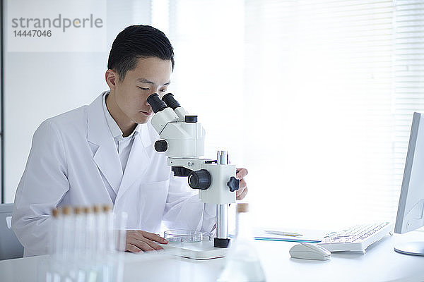 Junge japanische Forscherin im Labor