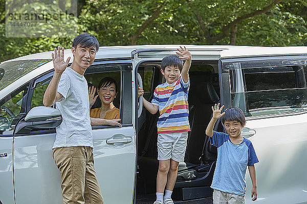 Japanische Familie in einem Stadtpark