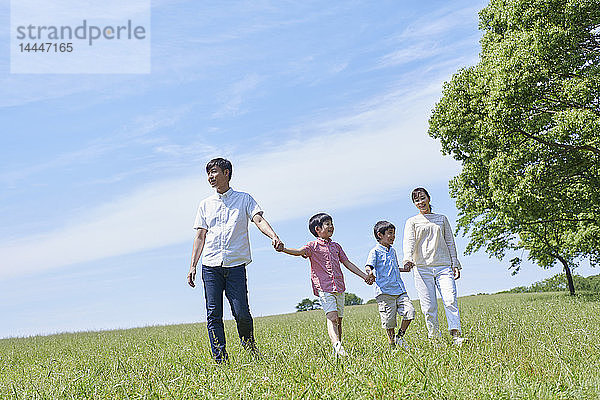 Japanische Familie in einem Stadtpark