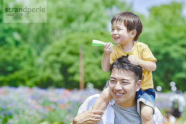 Japanische Familie in einem Stadtpark