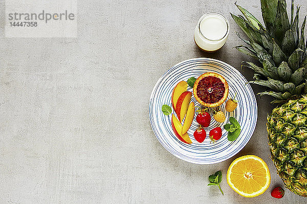 Leckeres Frühstück mit frischem Obst und Beeren  griechischer Joghurt auf hellem Tisch Hintergrund