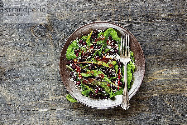 Bio-Energiesalat mit Bohnen  Feta-Käse  Salat und Honig-Dressing