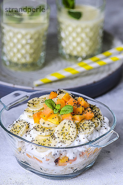 Porridge mit Joghurt  Papayastücken  Bananen und Chiasamen und Ananas-Smoothies