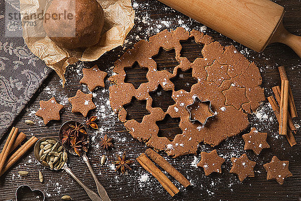 Lebkuchen  Ausstechformen und einige Zutaten