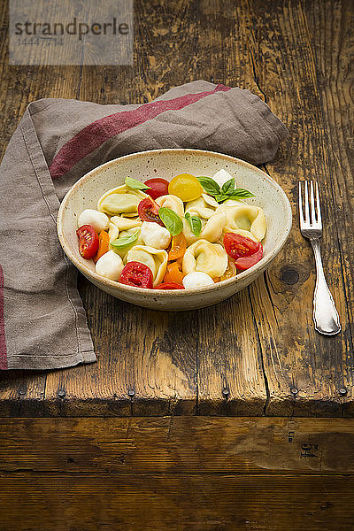Tortellini-Salat mit Tomaten  Mozzarella und Basilikum