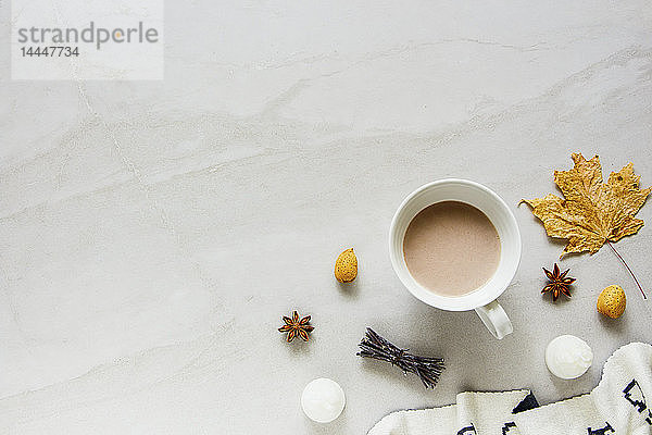 Eine Tasse heiße Schokolade und herbstliche Deko