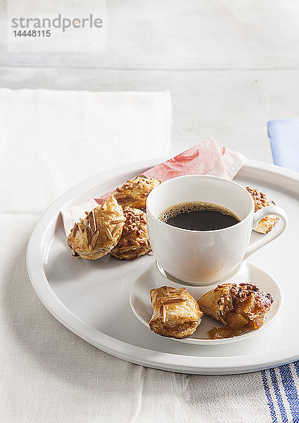 Kleine Apfelkuchen mit Honig und Mandeln  serviert mit Kaffee