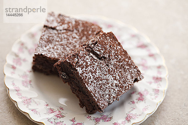 Schokoladen-Brownie mit Puderzucker bestäubt