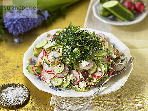 Kräuter-Rettich-Salat mit Feta und Walnüssen