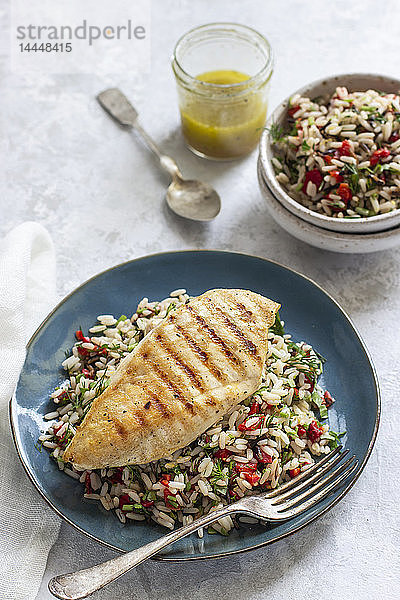 Reissalat mit gerösteter Paprika  Chili  Dill  Petersilie und Zitronendressing und gegrillter Hähnchenbrust