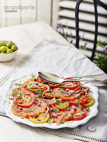 Salat aus Tomaten und Zwiebeln mit Kapern und Oliven