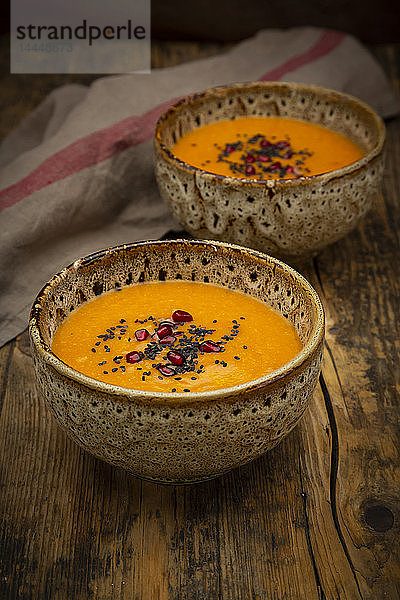 Orientalische Karotten-Ingwer-Kokosnuss-Suppe mit schwarzem Sesam und Granatapfelkernen