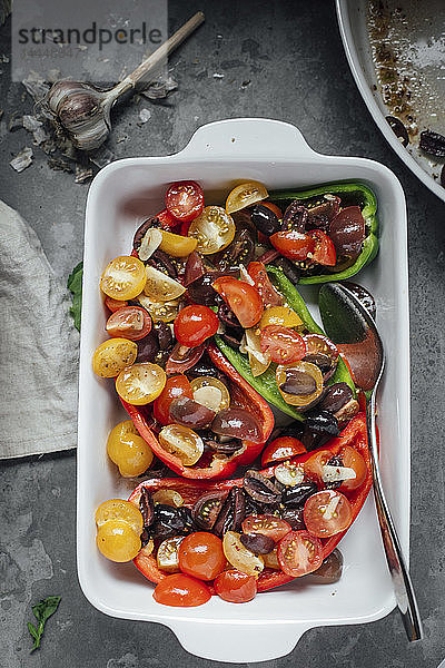 Gefüllte Paprika mit Tomaten  Knoblauch und Oliven