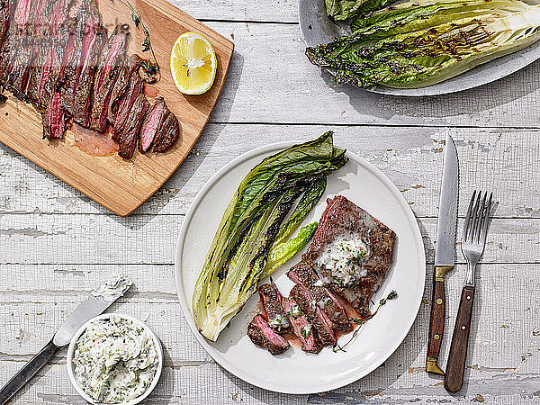 Gegrilltes Skirt Steak mit Schalotten-Thymian-Butter