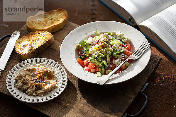 Griechischer Salat mit Hummus und geröstetem Brot
