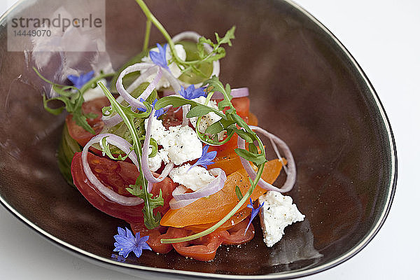 Tomatensalat mit Feta und Wildblumen