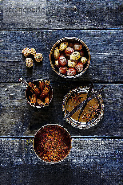 Gewürze und Nüsse für die Weihnachtsbäckerei