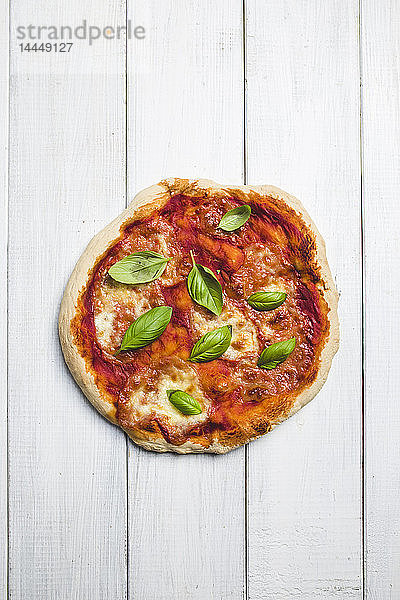 Eine Pizza mit Mozzarella und Basilikum (von oben gesehen)