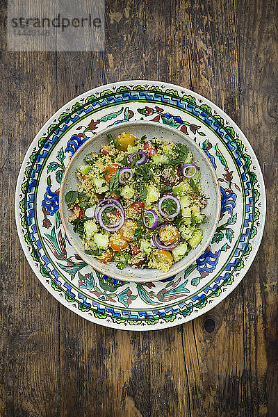 Tabbouleh (Couscous-Salat mit Tomaten  Gurken  roten Zwiebeln  Petersilie und Minze)
